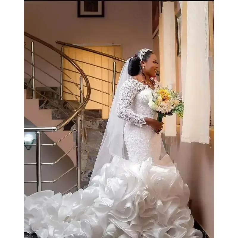 Maßgeschneidertes nigerianisches afrikanisches Meerjungfrau-Hochzeitskleid in Übergröße mit arabischen Rüschen, Kathedralenschleppe, Spitze, durchsichtiges Langarm-Brautkleid