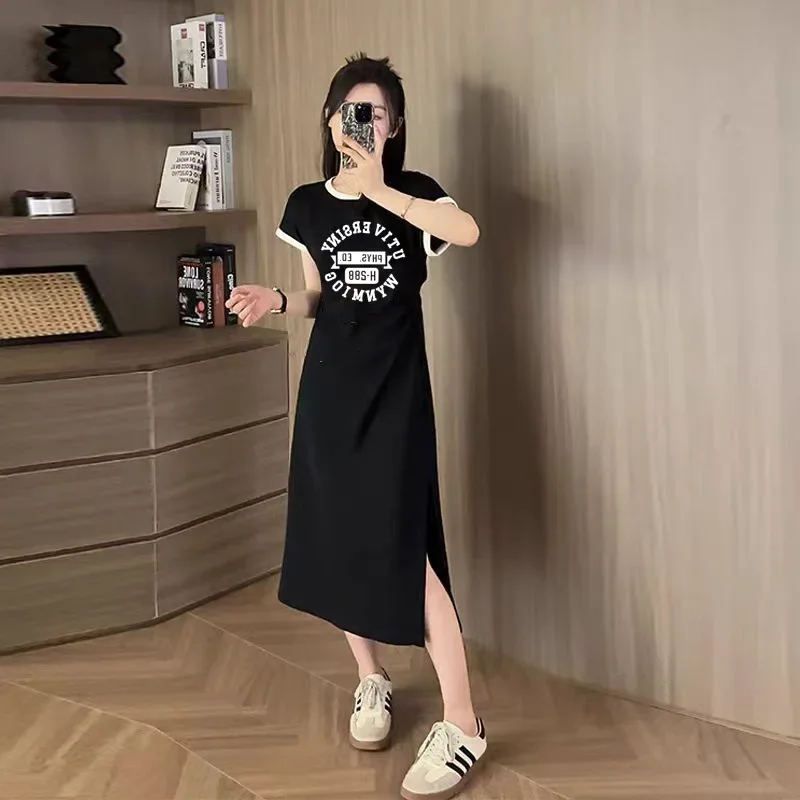 เดรสผ้าไหมน้ำแข็งแขนสั้นสำหรับฤดูร้อน ชุดลำลองสำหรับผู้หญิง สวมใส่สบายๆ ในบ้าน ดีไซน์ผ่าข้างยาว ทรงเข้ารูป พิมพ์ลายตัวอักษร แฟชั่นทันสมัย