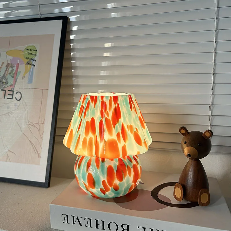 Creative flower-shaped mushroom lamp, cream style, simple bedside lamp, cute ins girly atmosphere decorative table lamp