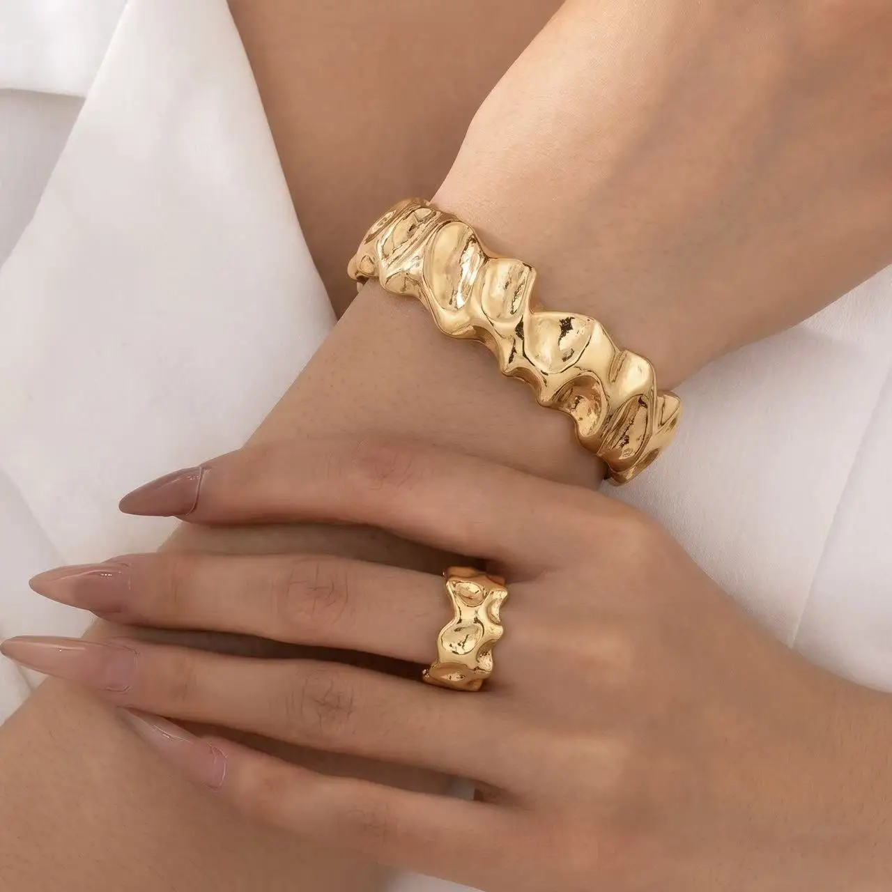 1 Set of Irregular Hammered Wave Pleated Design Bracelet and Ring Jewelry Set, Bold and Rugged Style, Showcasing Individuality, Suitable for Women's Daily Wear, Party Gifts, and More