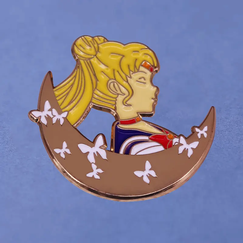 Broche en émail Sailor Moon pour femme, fille dormant sur la lune, épinglettes d'anime, sac à dos, jeans, bijoux fantaisie, cadeaux de dessin animé