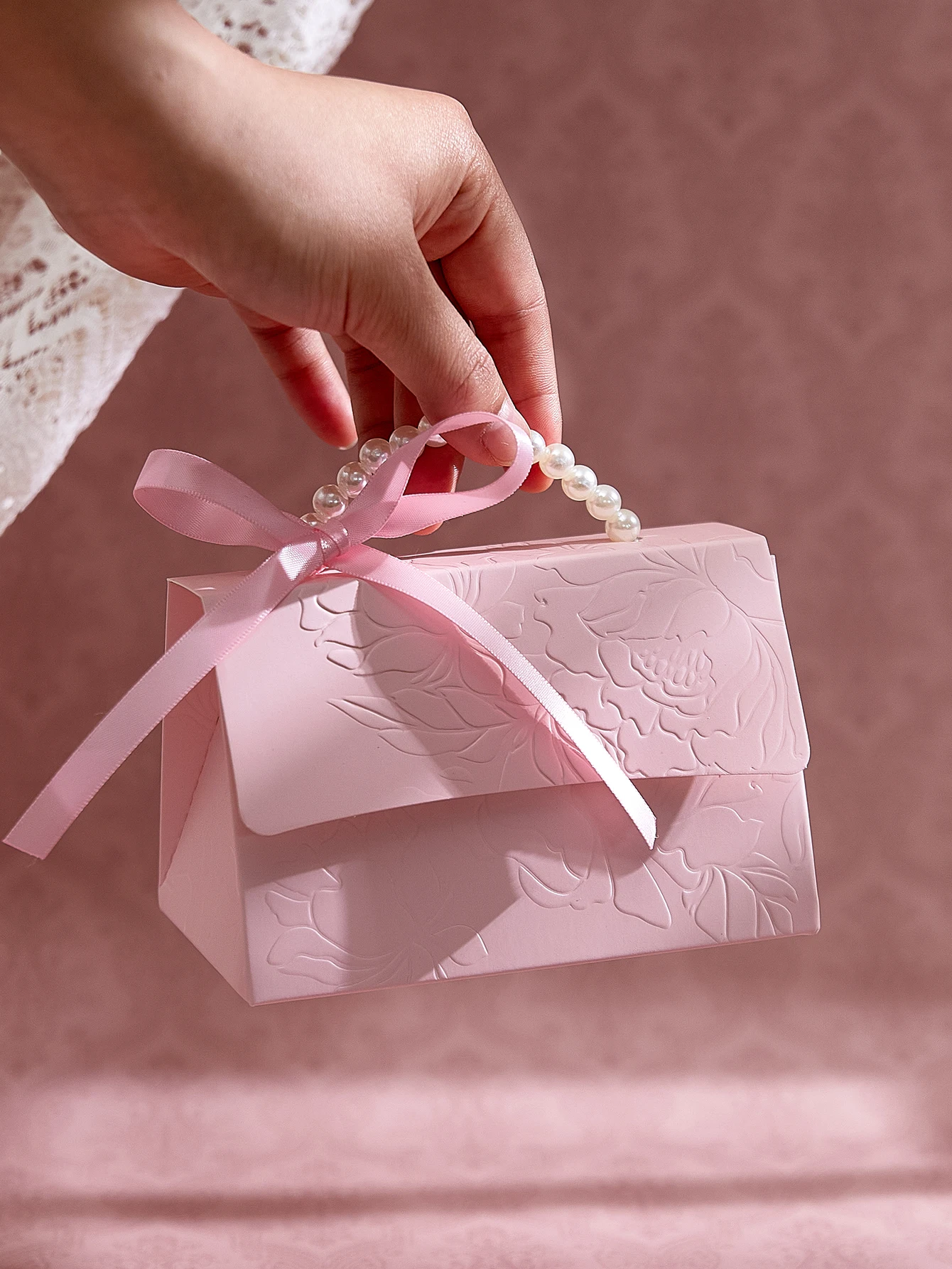 Pacote com 10 Caixas de Presente Elegantes com Relevo, Disponíveis em Várias Cores, com Fita de Cetim e Alças de Pérolas Falsas, Caixas de Doces Florais em Relevo, Adequadas para Várias Ocasiões: Dia das Mães, Dia dos Pais, Época de Formatura, Casamento, Halloween, Natal, Aniversário, Mini Sacolas de Embalagem