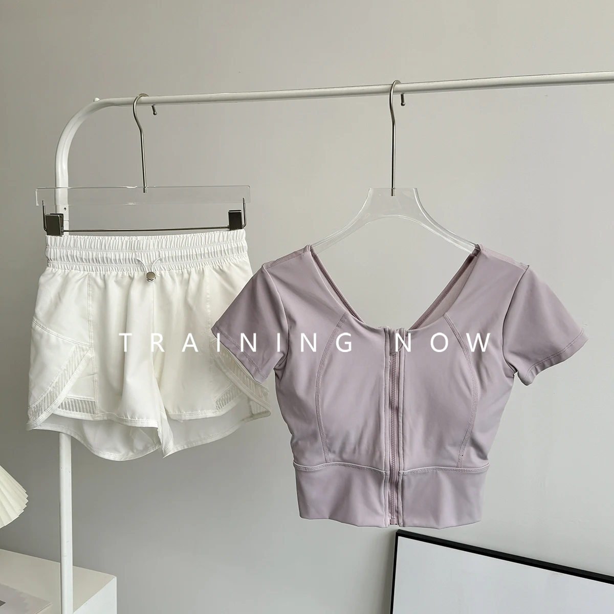 

Yoga suit set with chest pad for women in summer 2025 new outdoor morning jogging training quick-drying exercise fitness suit