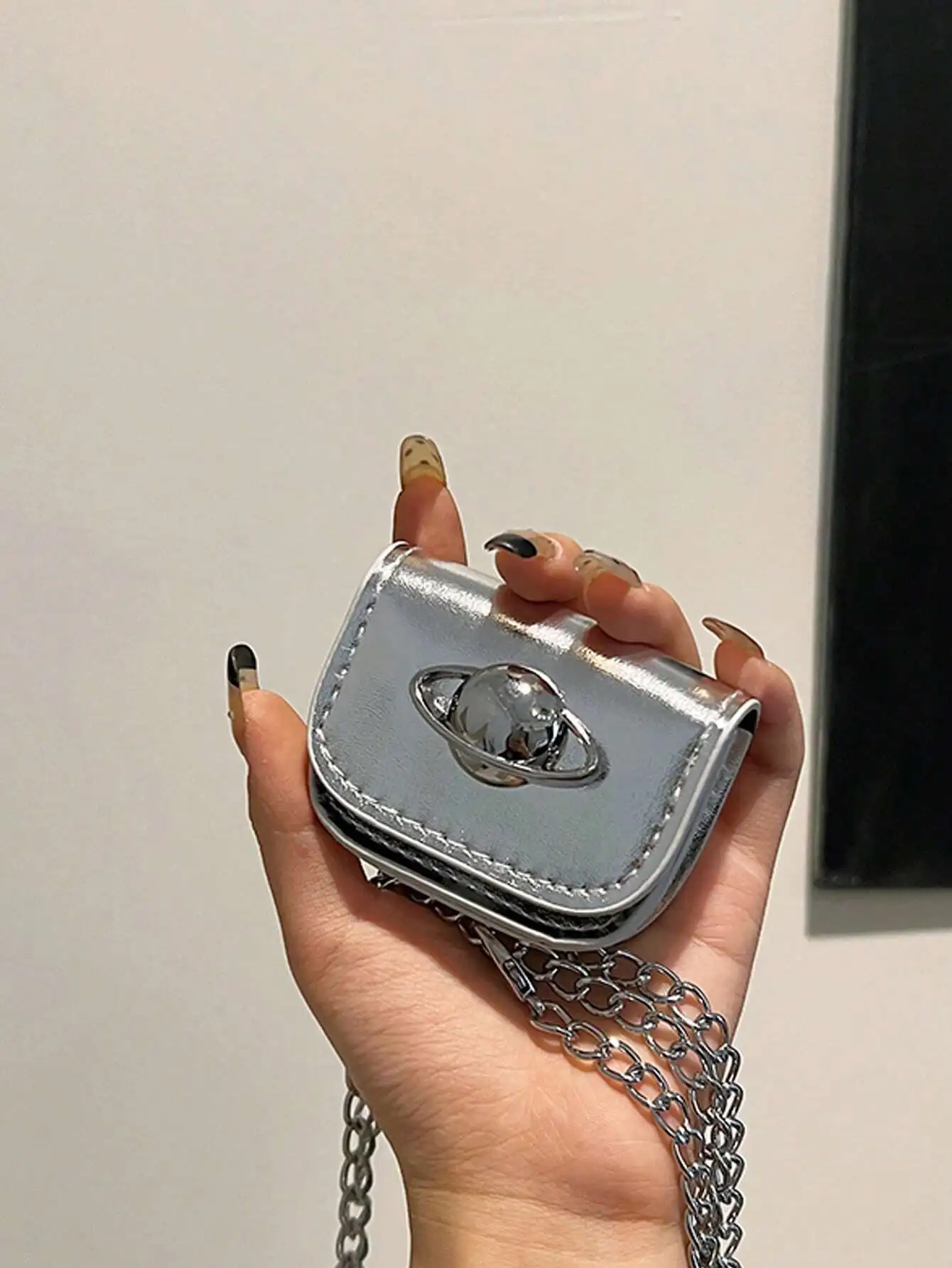 

Миниатюрная квадратная сумка через плечо с металлическим брелоком в виде планеты, из глянцевой искусственной кожи.