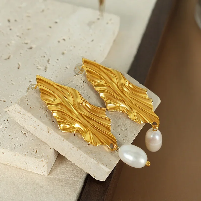 Pendientes colgantes con forma de diamante de lujo para mujer, pendientes ondulados irregulares chapados en oro de acero inoxidable con colgante de perla, joyería para las orejas