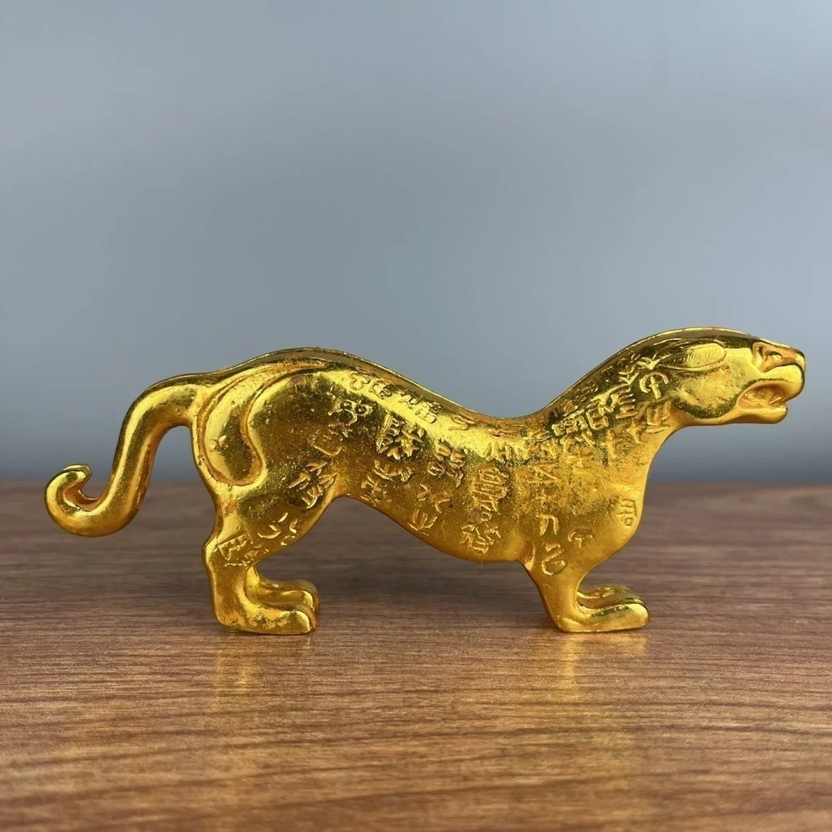 

Collection of handcrafted Du Tiger talismans, gilded Qin Yangling Tiger ancient military talisman tokens, creative ornaments