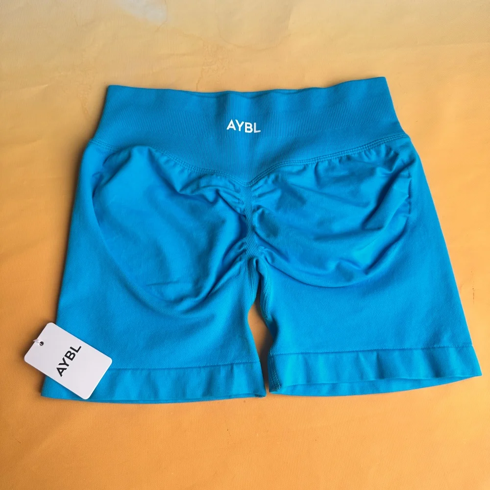 Marken-Sportbekleidung für Damen, Hautfreundliches Neckholder-Sporttop und Figurbetonte Hochtaillierte Shorts
