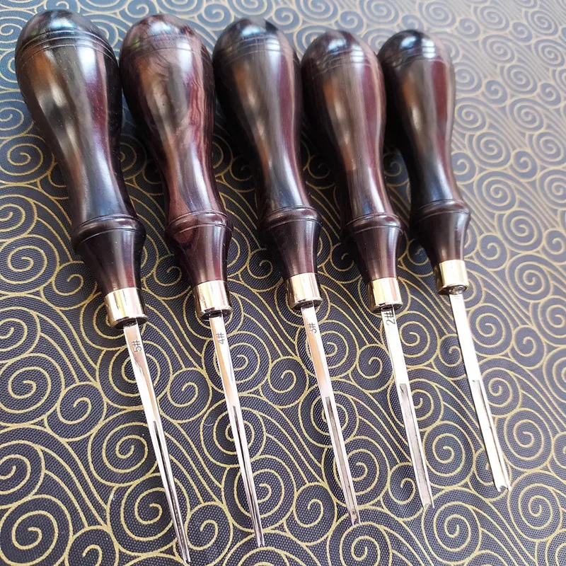 

Профессиональный инструмент для обработки краев кожи - рукоятка из черного дерева с латунным наконечником и лезвием из инструментальной стали | Для гладких краев изделий из кожи растительного дубления