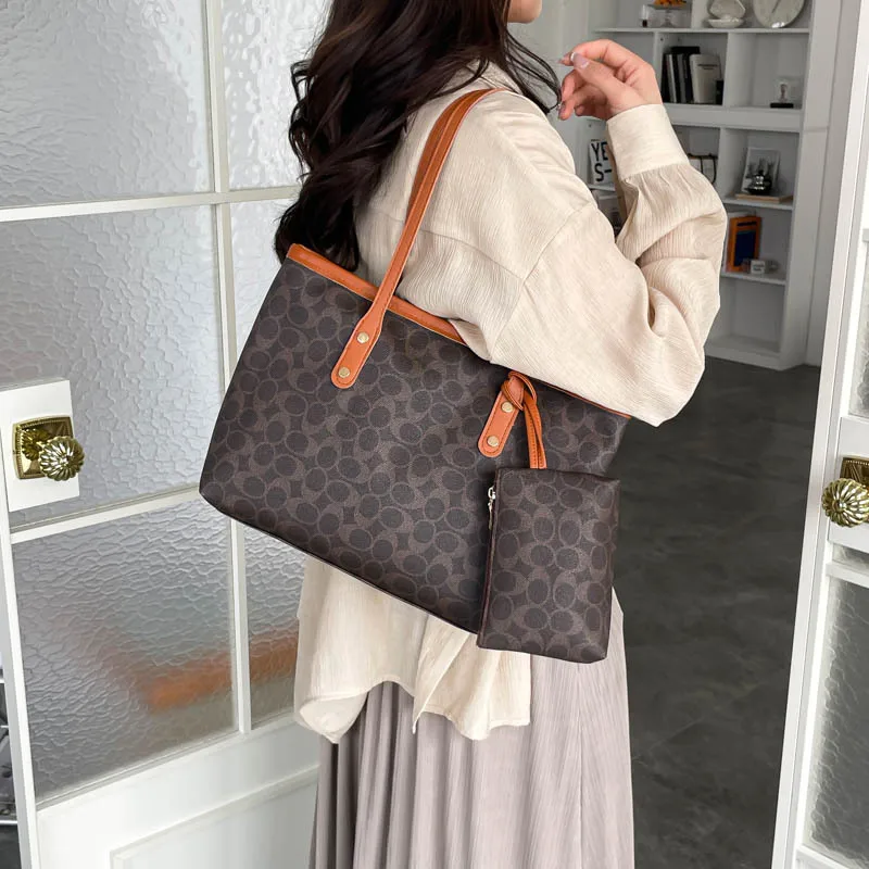 Fashionable Large Capacity Diaper Bags For Women Elegant Leather Handbag Minimalist Vintage Luxury Designer Commuter