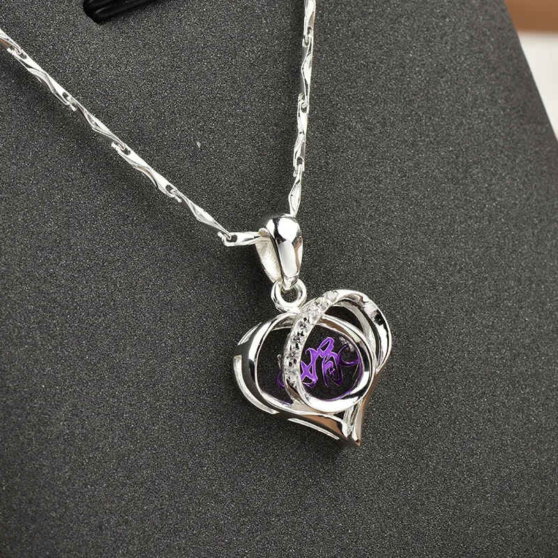 

This is a heart-shaped collarbone necklace specially designed for women, a fashionable clothing necklace