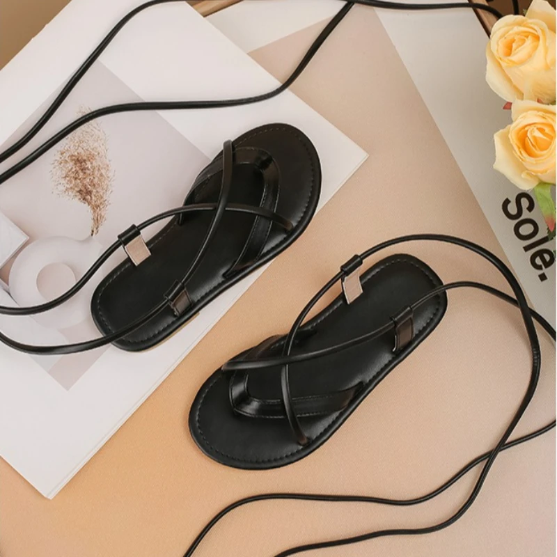 

Новые детские сандалии 2026 года: черные римские сандалии с перекрестными ремешками, летние, на мягкой подошве, комфортные, для девочек, в стиле принцессы, плоские, повседневные, шлепанцы