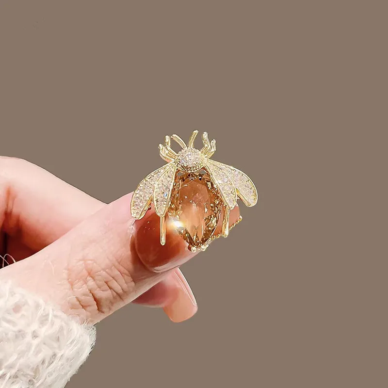 

luxury brand Bee Brooches female zircon brooch personalized anti slip buckle luxury suit accessories Women jewelry