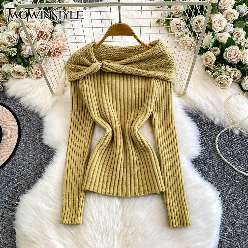 

TWOTWINSTYLE утягивающие теплые повседневные вязаные свитера для женщин с разрезом на шее и длинными рукавами, темпераментный свитер, женский стиль KMY553233