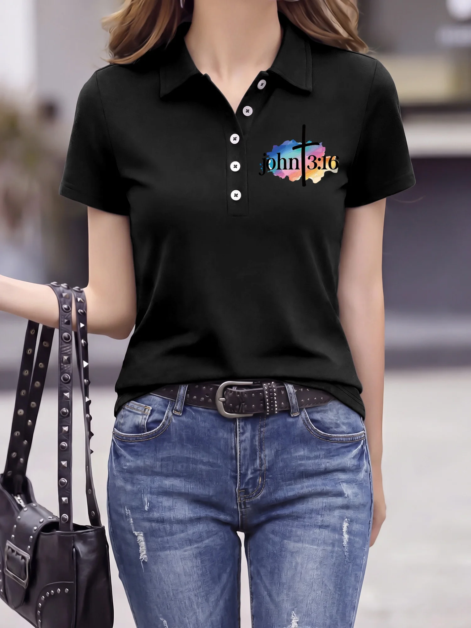 Polo noir à manches courtes pour femme avec imprimé croix aquarelle John 3:16 – Haut de golf chrétien