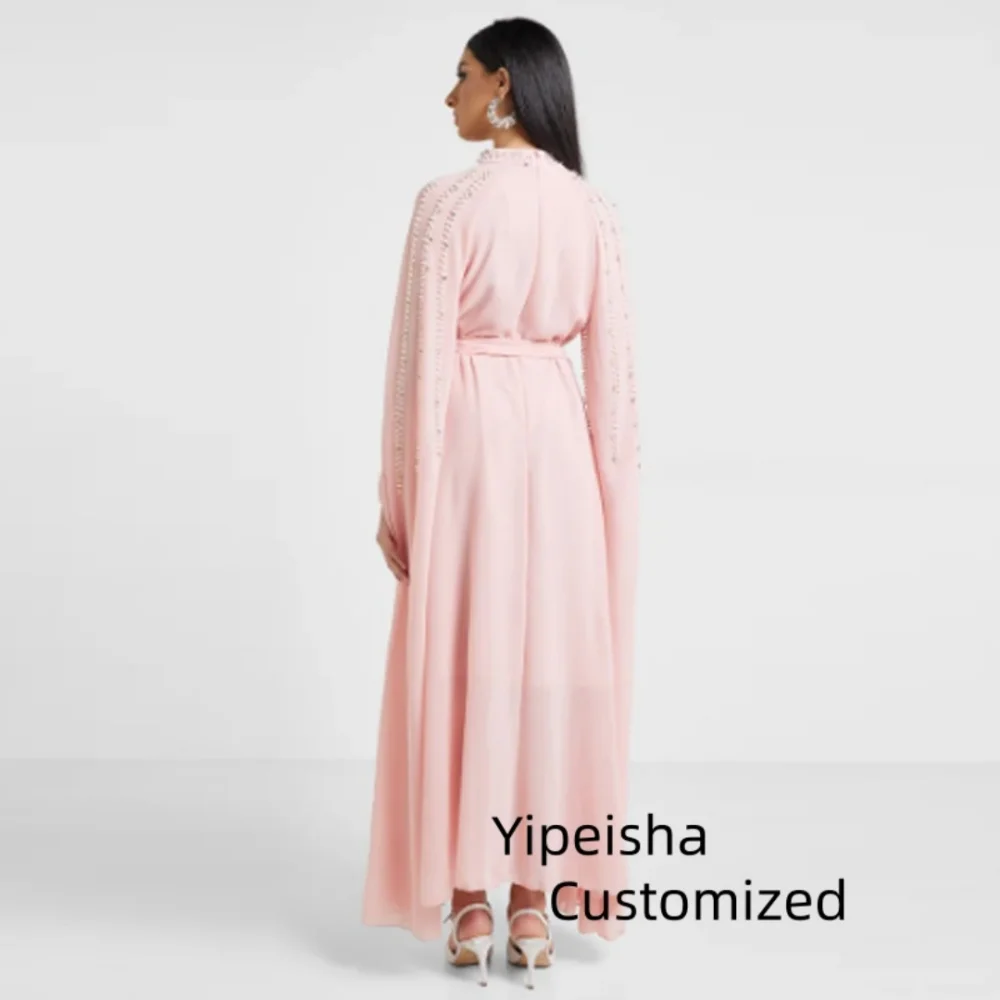 Abiti da sera formali personalizzati eleganti in chiffon rosa con collo alto e maniche lunghe, abiti da ballo Dubai con pieghe a scialle con perline lucide
