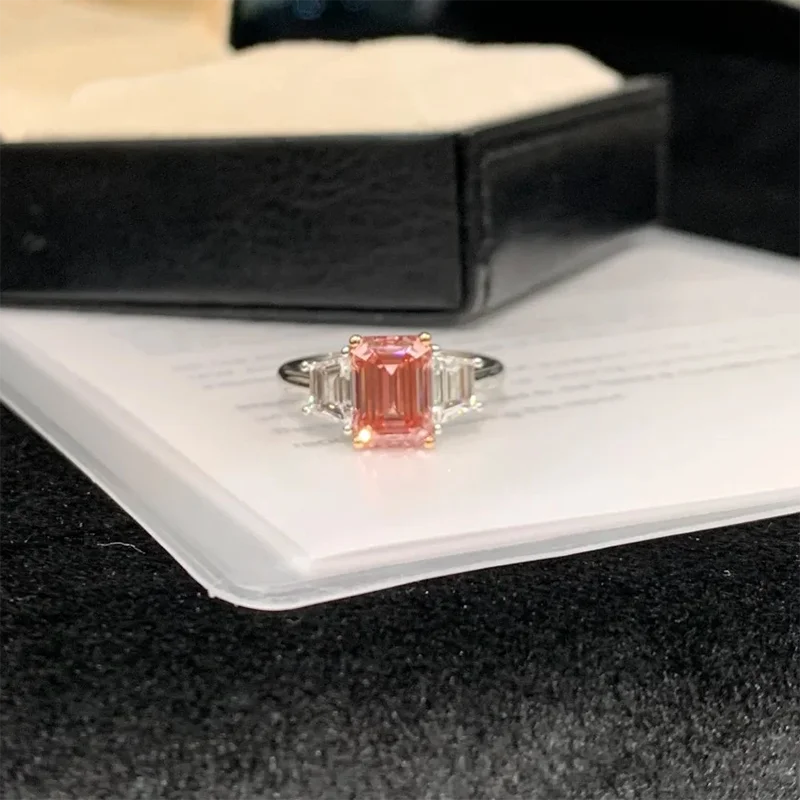 Platinum 950 2CT Main Stone VS-VVS Pink Emerald Cut IGI &Brilliant Step Trapezoid Cut Side Stone Lab Grown Diamond Ring For Lady