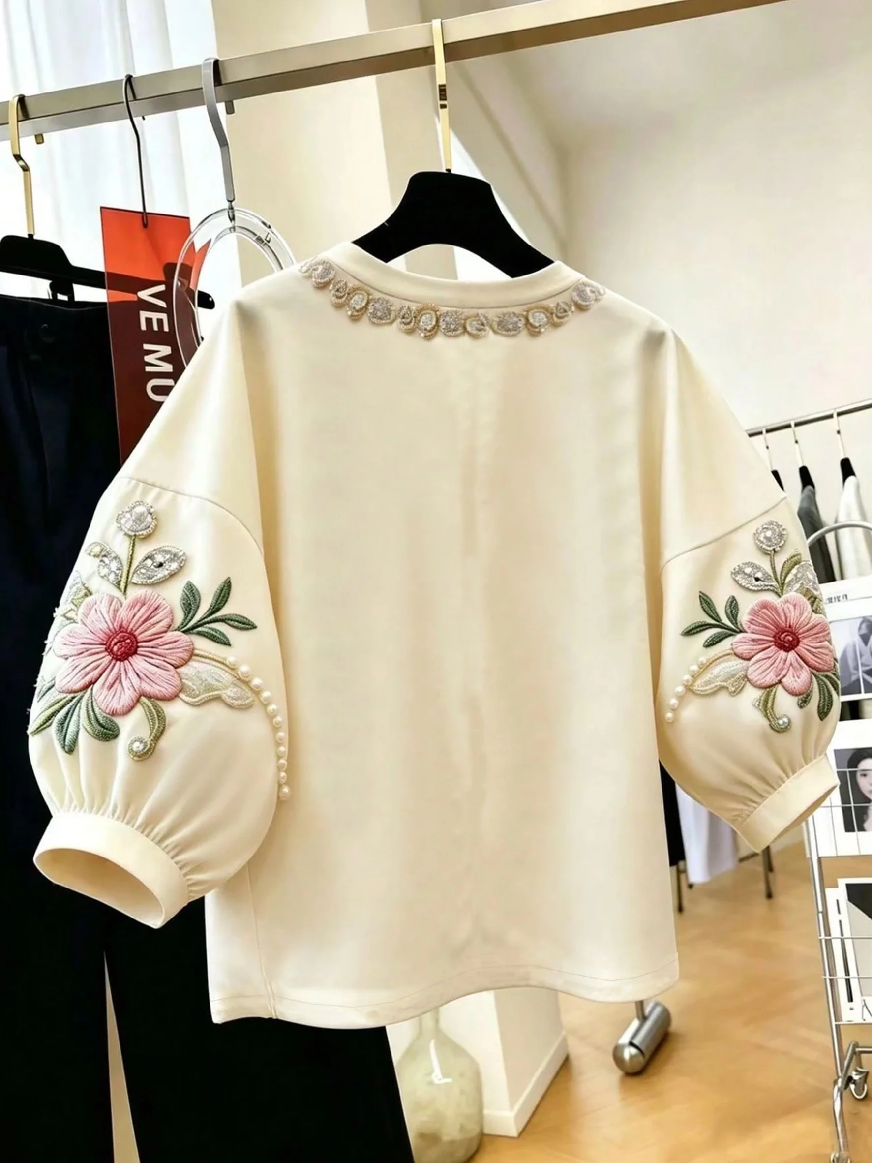 Elegante Damenbluse im Vintage-Stil mit Blumen- und Vogelmuster, Rundhalsausschnitt und Blütenblattärmeln, Sommer-Design mit dekorativem Blumenmuster-Print, lockeres Oversize-Design mit überschnittenen Schultern, verjüngende Damenbluse – Detail 2