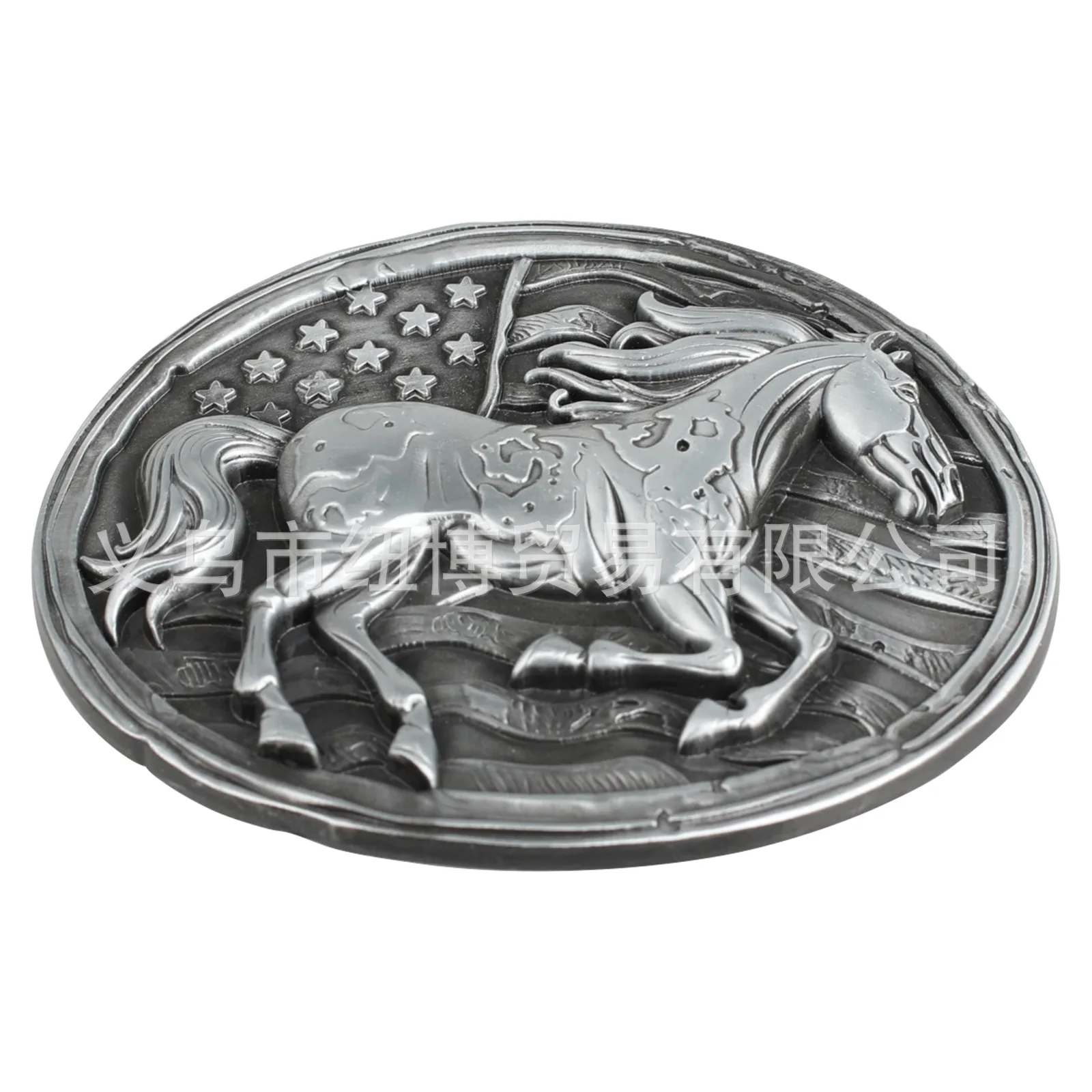 يتم تشغيل الخيول البرية بإبزيم حزام من السبائك الرمادية على لافتة ذات النجمة الضخمة اللامعة هي الشيء الأكثر مهمًا