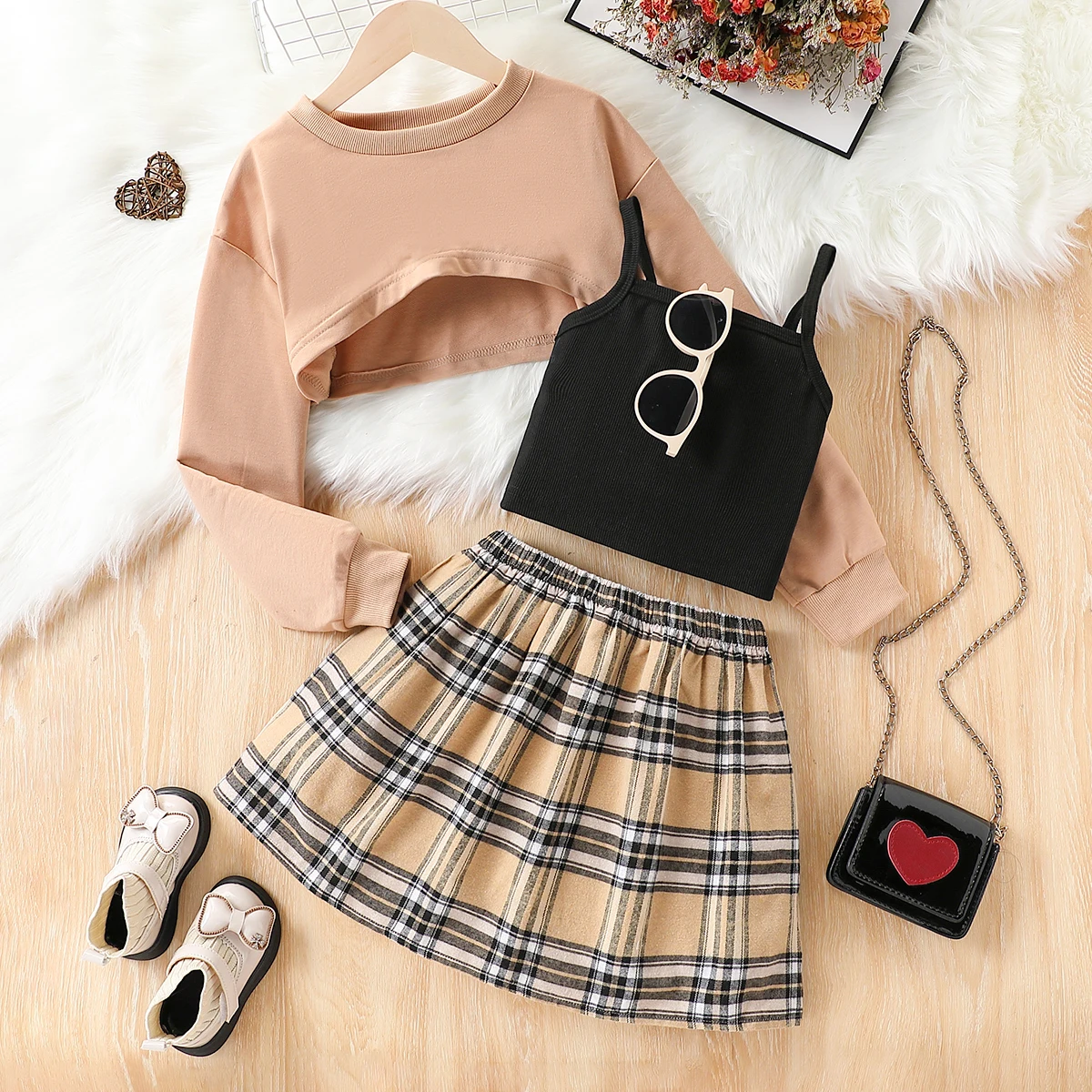 

Детский светло-коричневый укороченный комплект из трех предметов с длинными рукавами и черной ребристой камзол + клетчатая юбка. Стильная повседневная повседневная одежда.