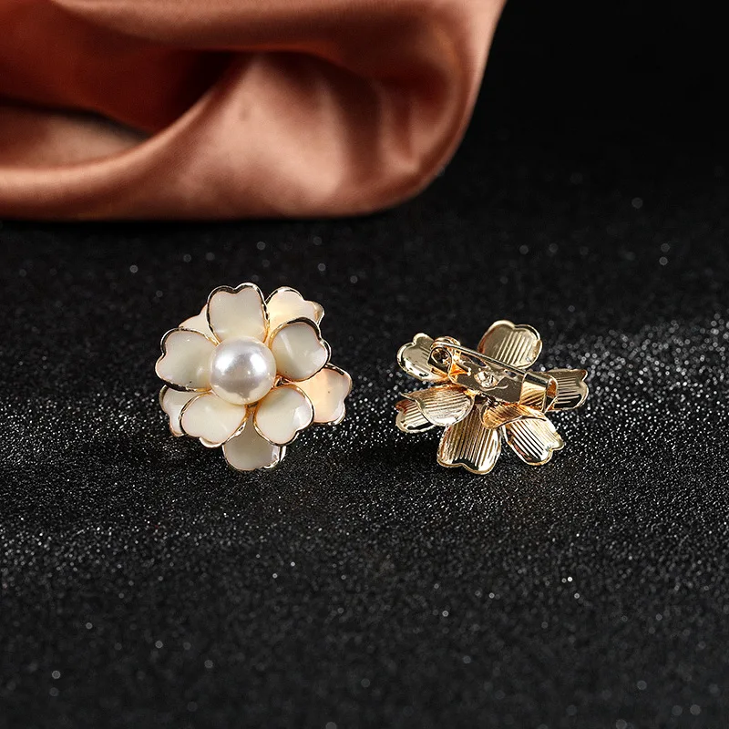 Elegant Exquisite Enamel Daisy Buckles Brooch For Women Men Classic Fashion Flower Crystal Badges Pin Lapel Pines view 6