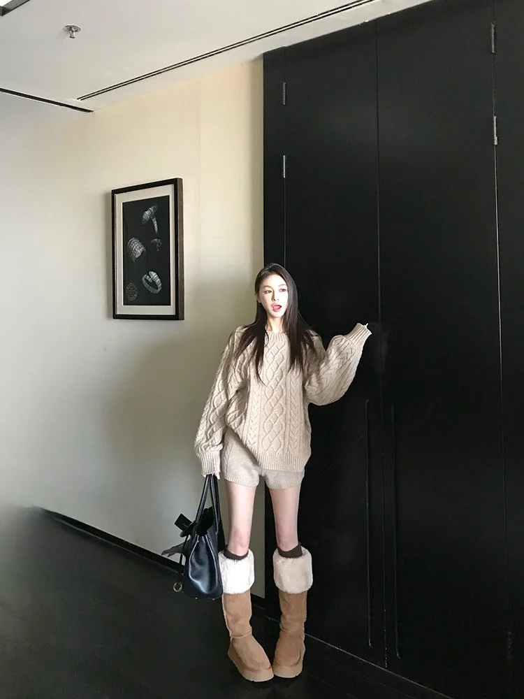 

Комплект Skk Store: Теплый зимний вязаный свитер с круглым вырезом из шерсти и узором косы, а также удобные дышащие модные шорты.