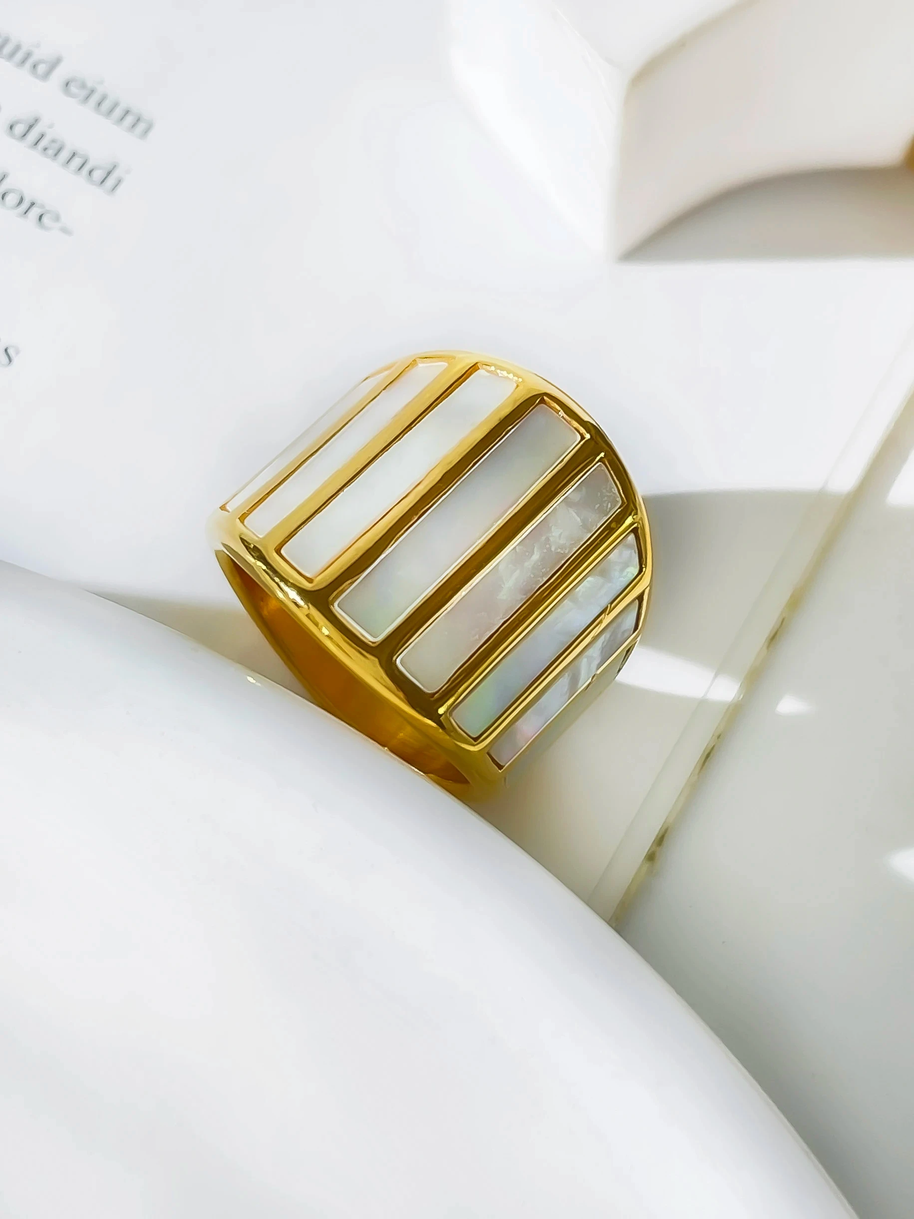 Peri'sbox مقاومة للماء الفولاذ المقاوم للصدأ مطلية بالذهب مكتنزة الطبيعية أم اللؤلؤ حلقة واسعة النطاق للنساء ، بيان مجوهرات