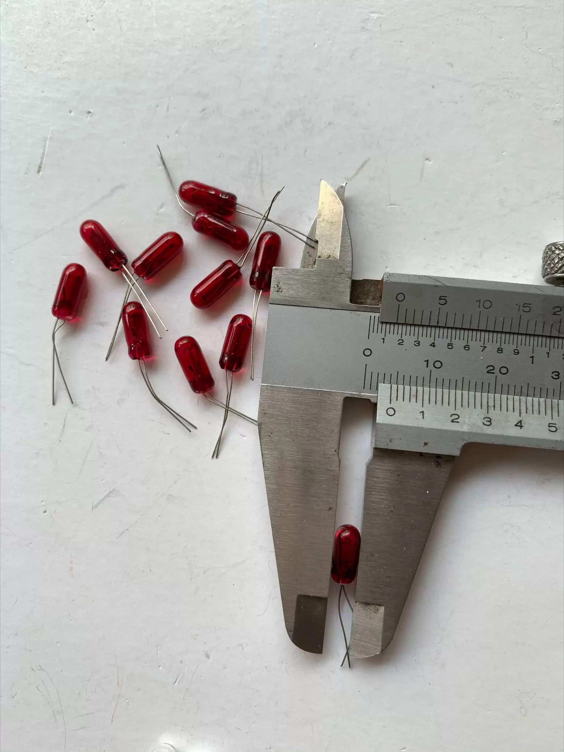 1000pcs 4mm round head stepless dc lamp 12v 40ma indicator light, available in red and white