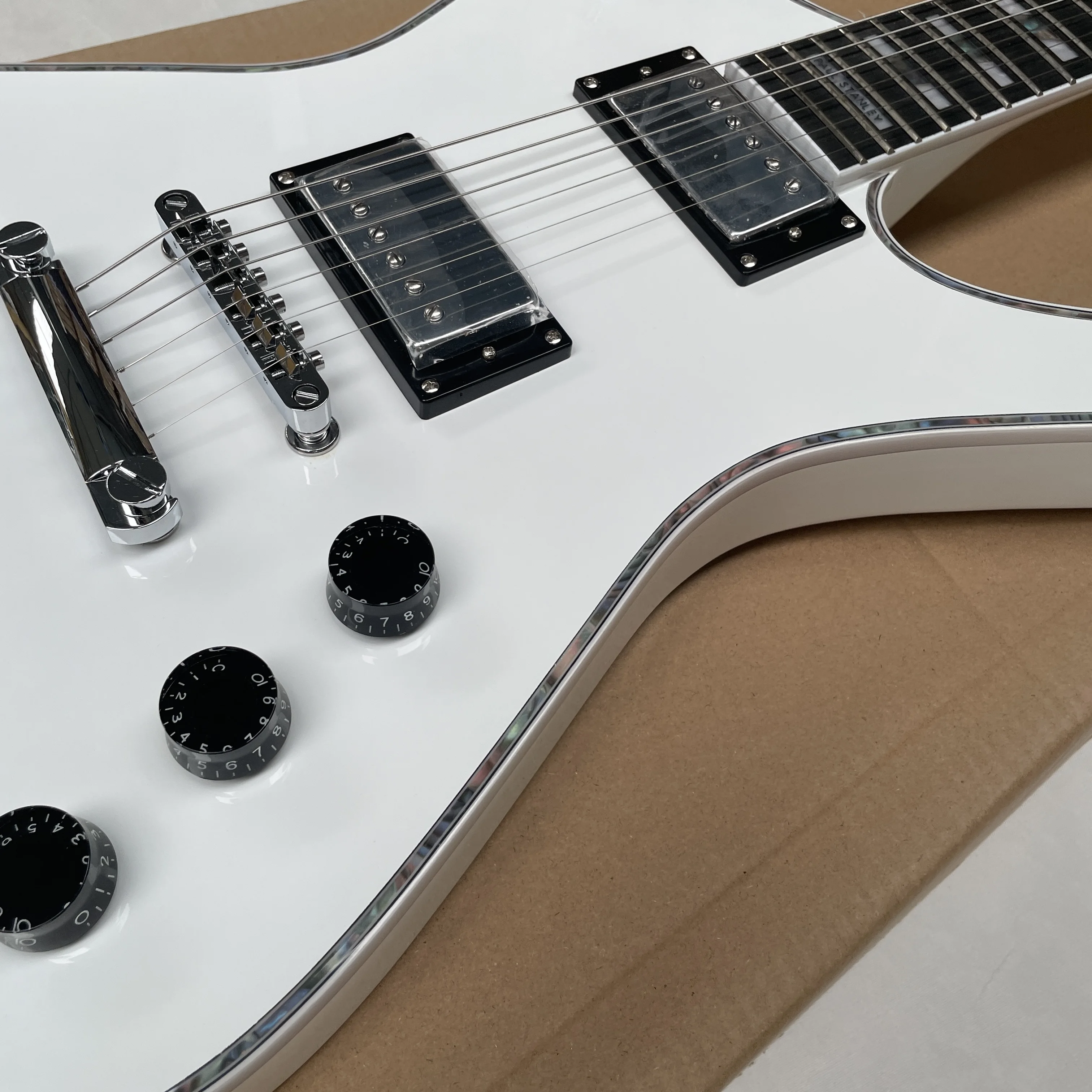 Pure white 6-string electric guitar with smooth rosewood fingerboard,fixed bridge guitars,ideal rock stage performances guitarra