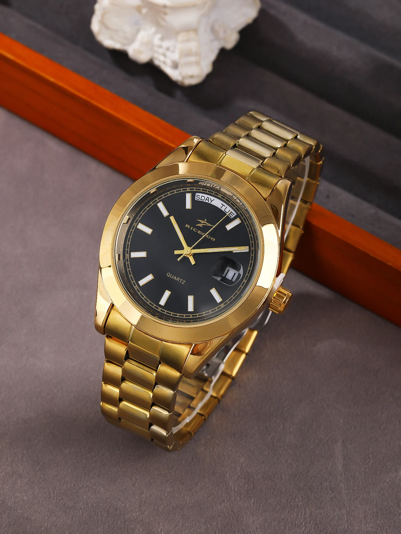 Business quartz watch with metal linked list and simple scale, dual calendar display, suitable for daily commuting
