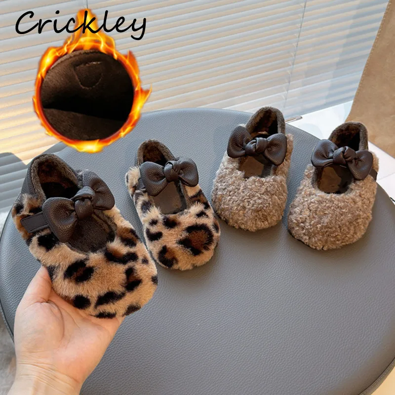 

Модная детская обувь на плоской подошве с леопардовым бантом, теплая обувь принцессы из искусственного меха для девочек, плюшевая нескользящая детская зимняя обувь с крючками и петлями