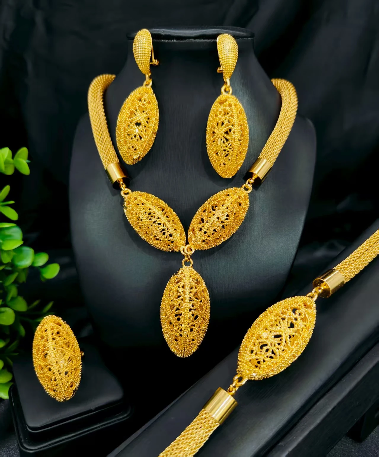 

Dubai Necklace Bracelets Pendant Set For Women Nigerian Jewelry Set Bridal Wedding Gifts Indian Gold Color Necklaces