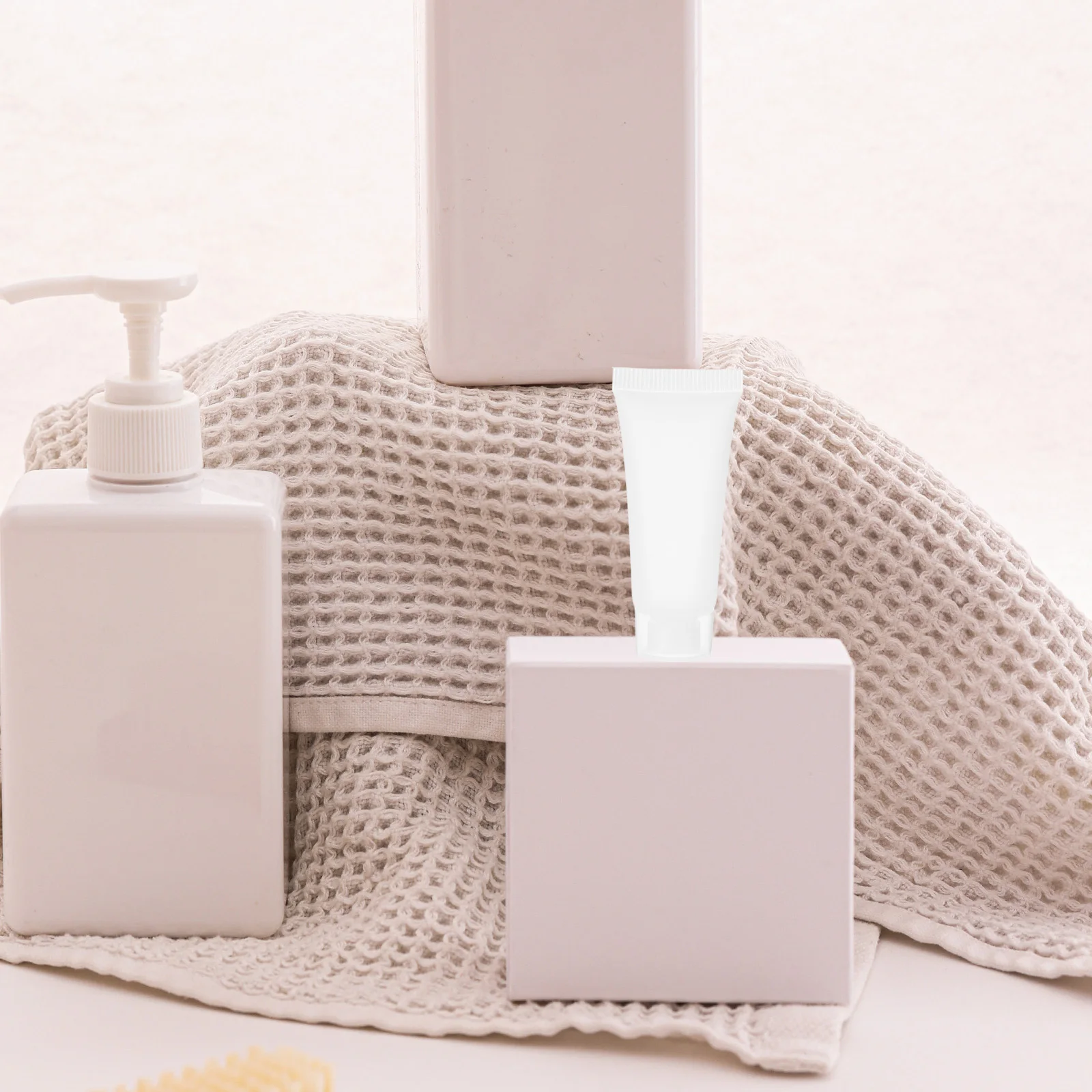 

50pcs Refillable Tubes Containers Leakproof Portable Lotion Bottles Empty Cream Tubes Toothpaste Containers Size