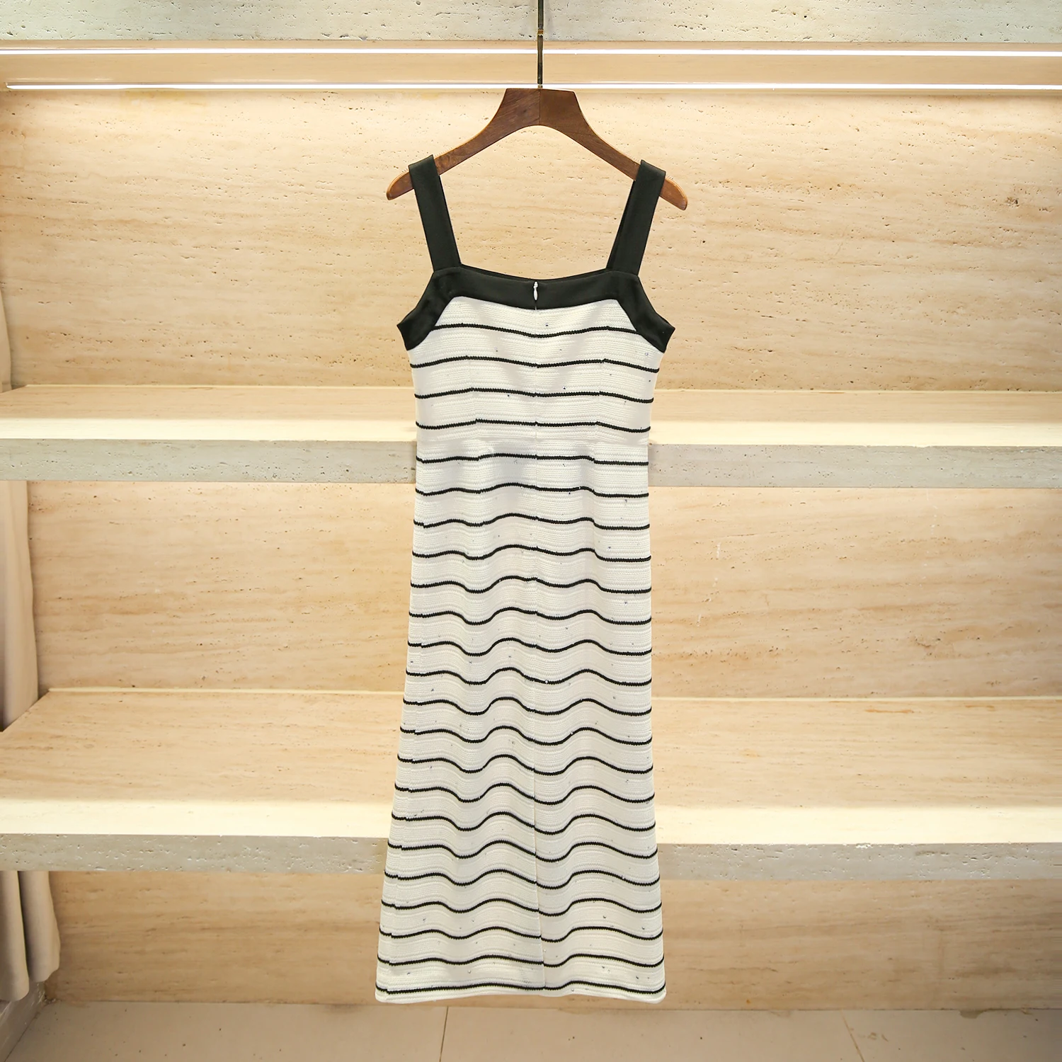 Elegancka letnia spódnica damska w paski, zdobiona diamentami, długa, rozkloszowana, z wysokim stanem.