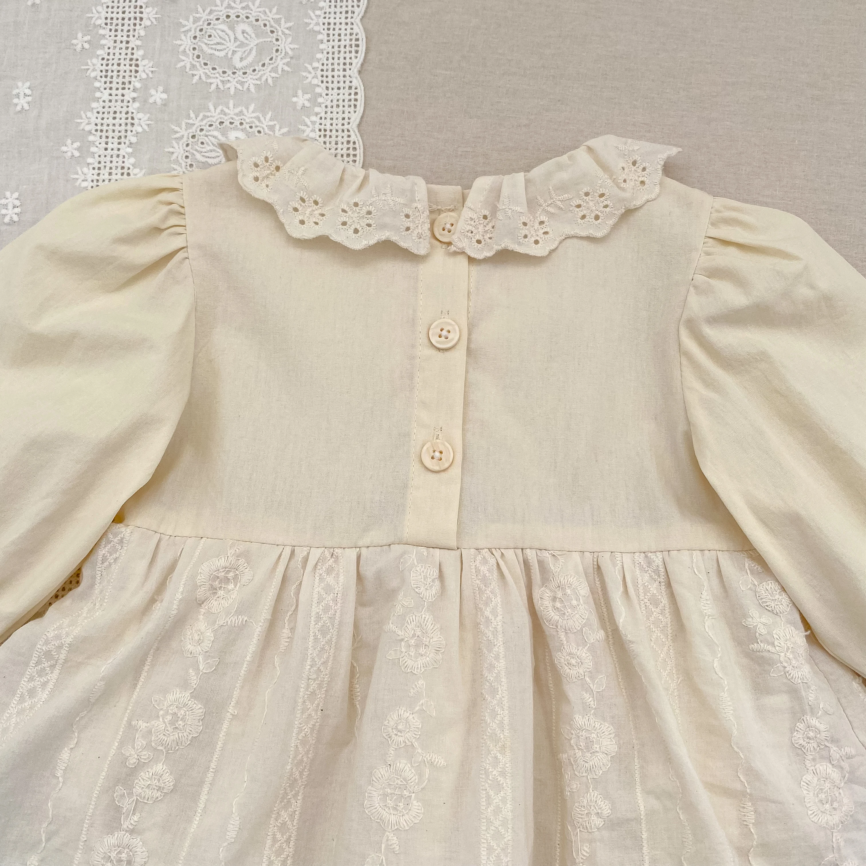 Baby-Mädchen-Strampler im Vintage-Stil mit Spitze, Rüschenkragen, langen Ärmeln, Baumwollrock mit Stickerei, Body, Neugeborenen- und Säuglings-Prinzessinnen-Outfit, 0–24 Monate. – Detail 8