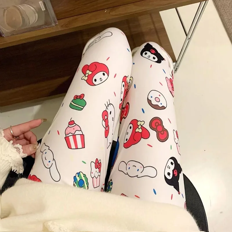 Sanrio Hello Kitty Deutsche Samt-Leggings für Mädchen, Herbst und Winter, schmale Freizeithose, bedruckt, Cartoon-Haus, warme Hose