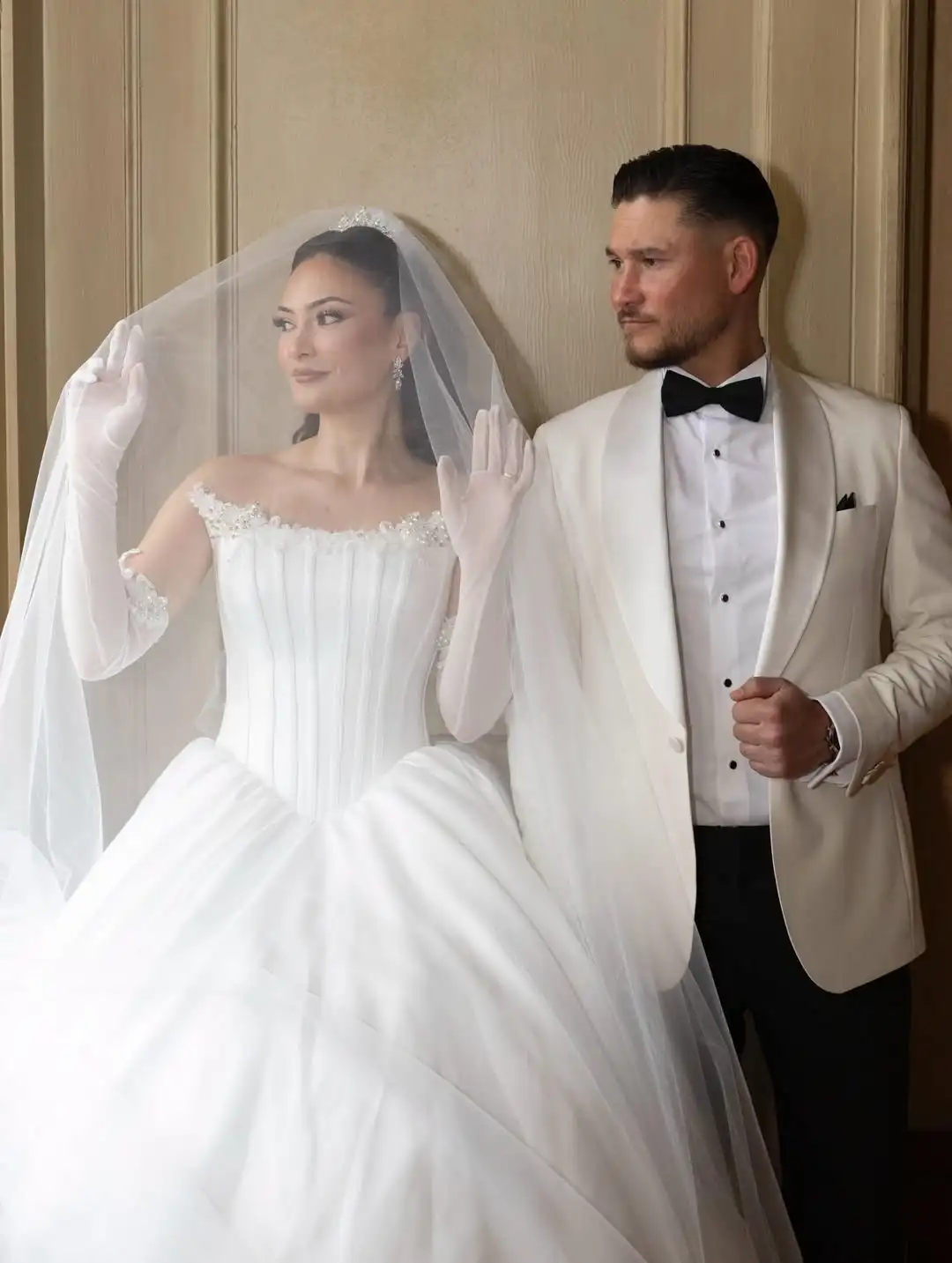 Luxury Satin Wedding Dress Off Shoulder Puffy Ball Gown Long Sleeve Bridal Gown with Train Elegant Princess Vestidos De Novia
