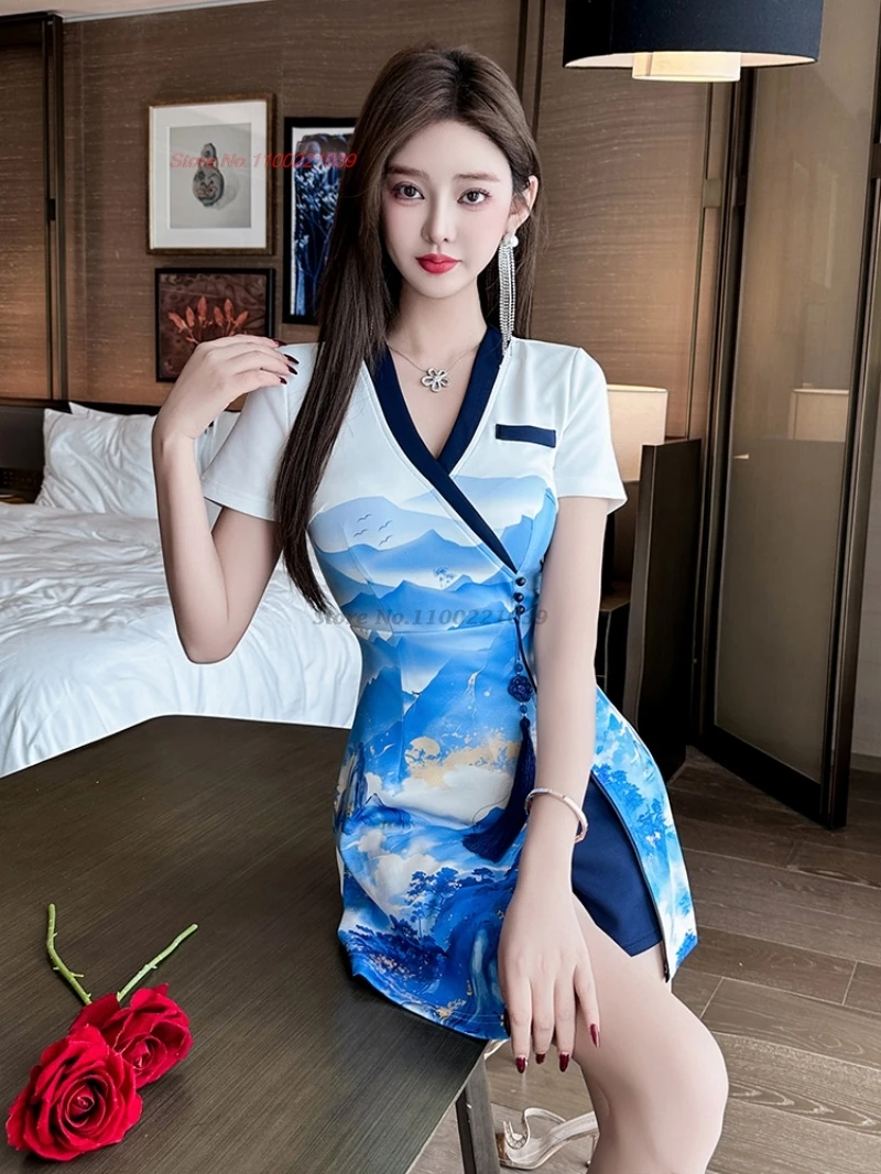 2025 فستان ملهى ليلي صيني شيونغسام فستان تشيباو الوطني المطبوع بالزهور + مجموعة تي شيرتات قصيرة للأطفال فندق سبا فستان العمل زي التجميل