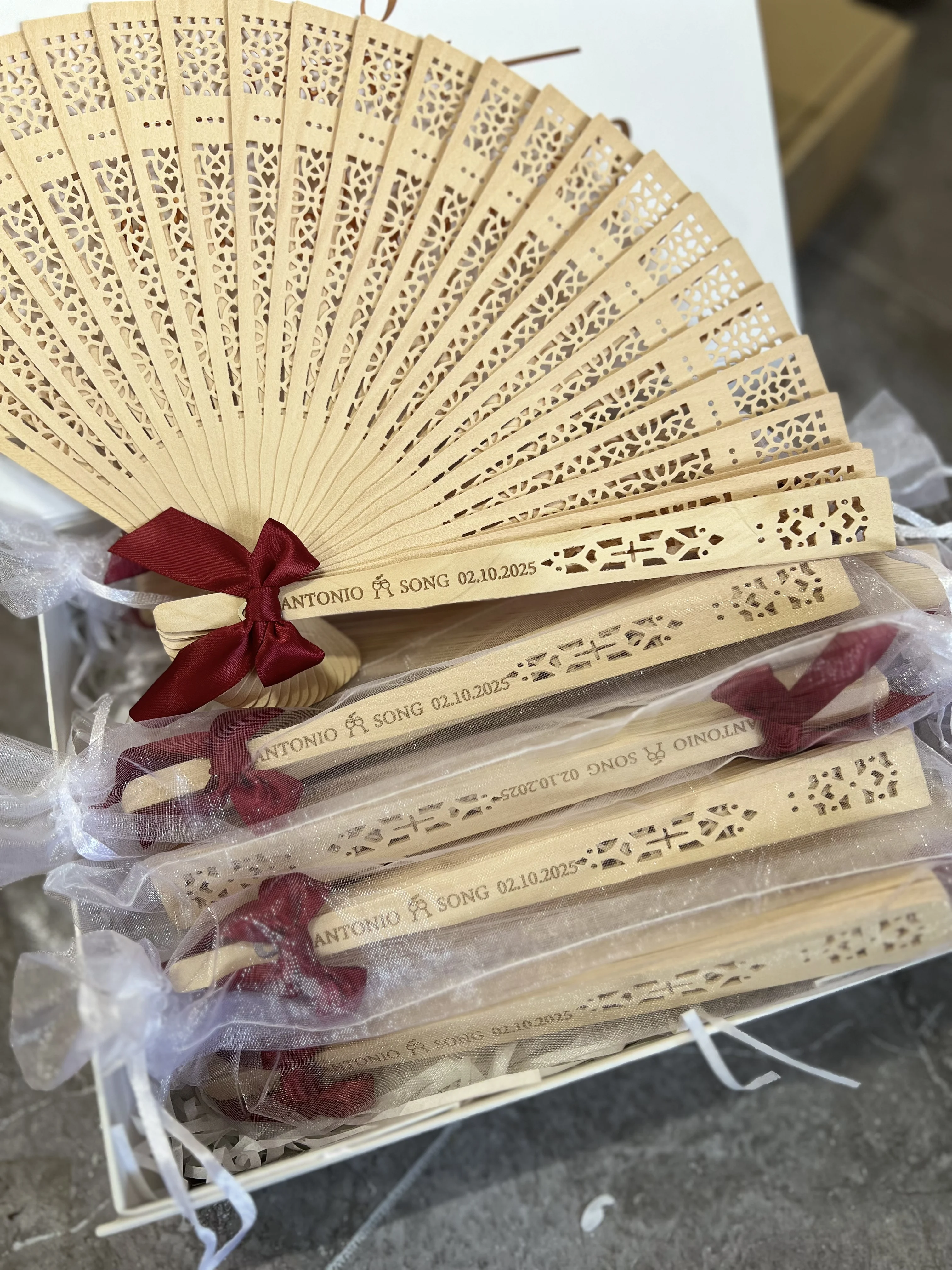30/50pcs Customized Wood Hand Fan with Bowknot Organza Bag for Women Elegant Wedding Birthday Anniversary Party Favor