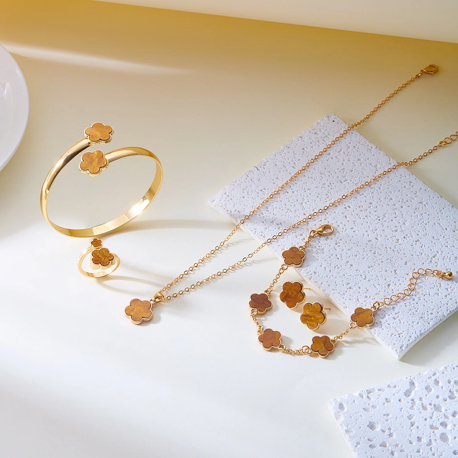 Süßes Sakura-Kirschblüten-Schmuckset für Damen, Trendiges Goldfarbenes Blumenketten-Set mit Ohrringen, Armband und Ring, Ästhetisches Schmuckgeschenk – Detail 5