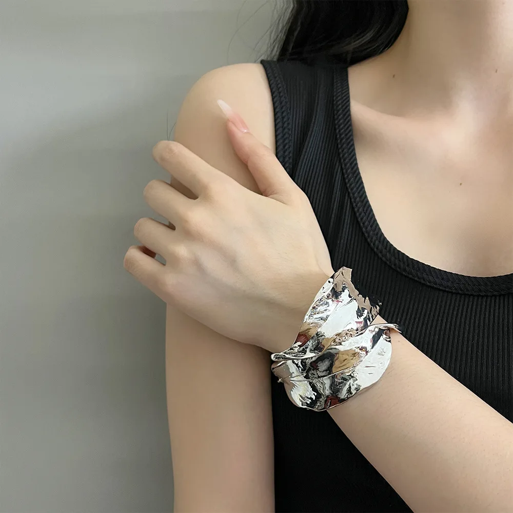 Huanzhi กำไลกำไลข้อมือแบบเปิดใบสีทองใหม่สำหรับผู้หญิงหญิงสาวย้อนยุคแนวแฟชั่นของขวัญเครื่องประดับ