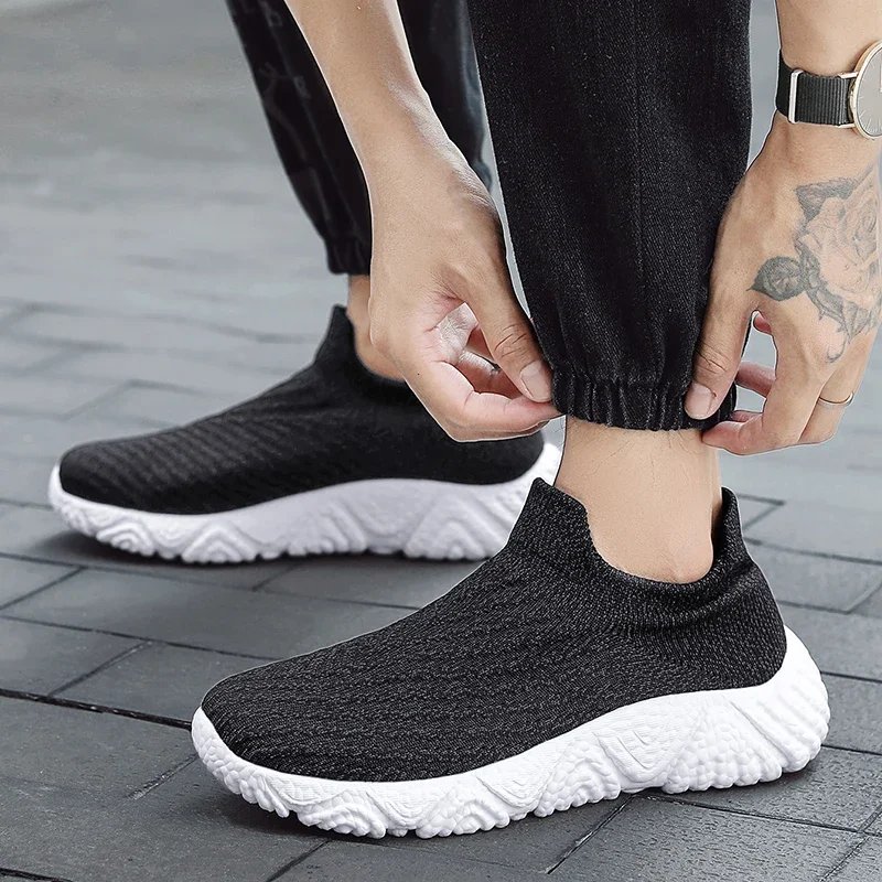 Popular Men's Casual Sports Shoes Fly-woven Breathable Elastic Mesh Socks Shoes Couple Fashionable Wear-resistant Walking Shoes