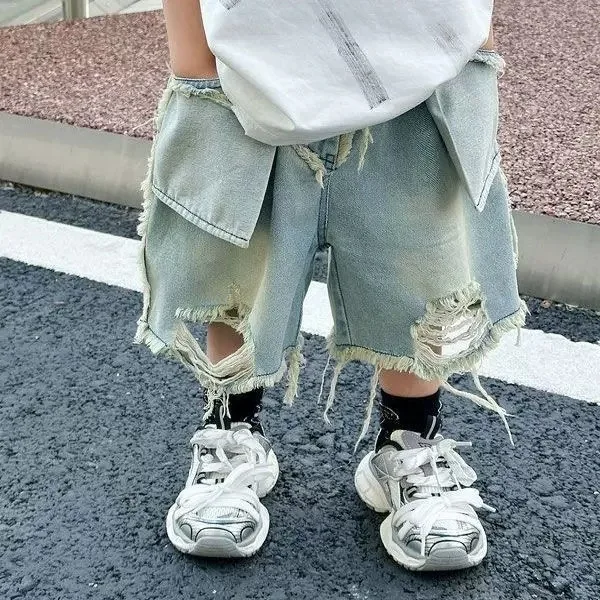 Sommer-Jeansshorts für Jungen im koreanischen Stil, zerrissene Jeans mit Löchern, trendige, lockere, knielange Hosen mit rauen Kanten für Kinder