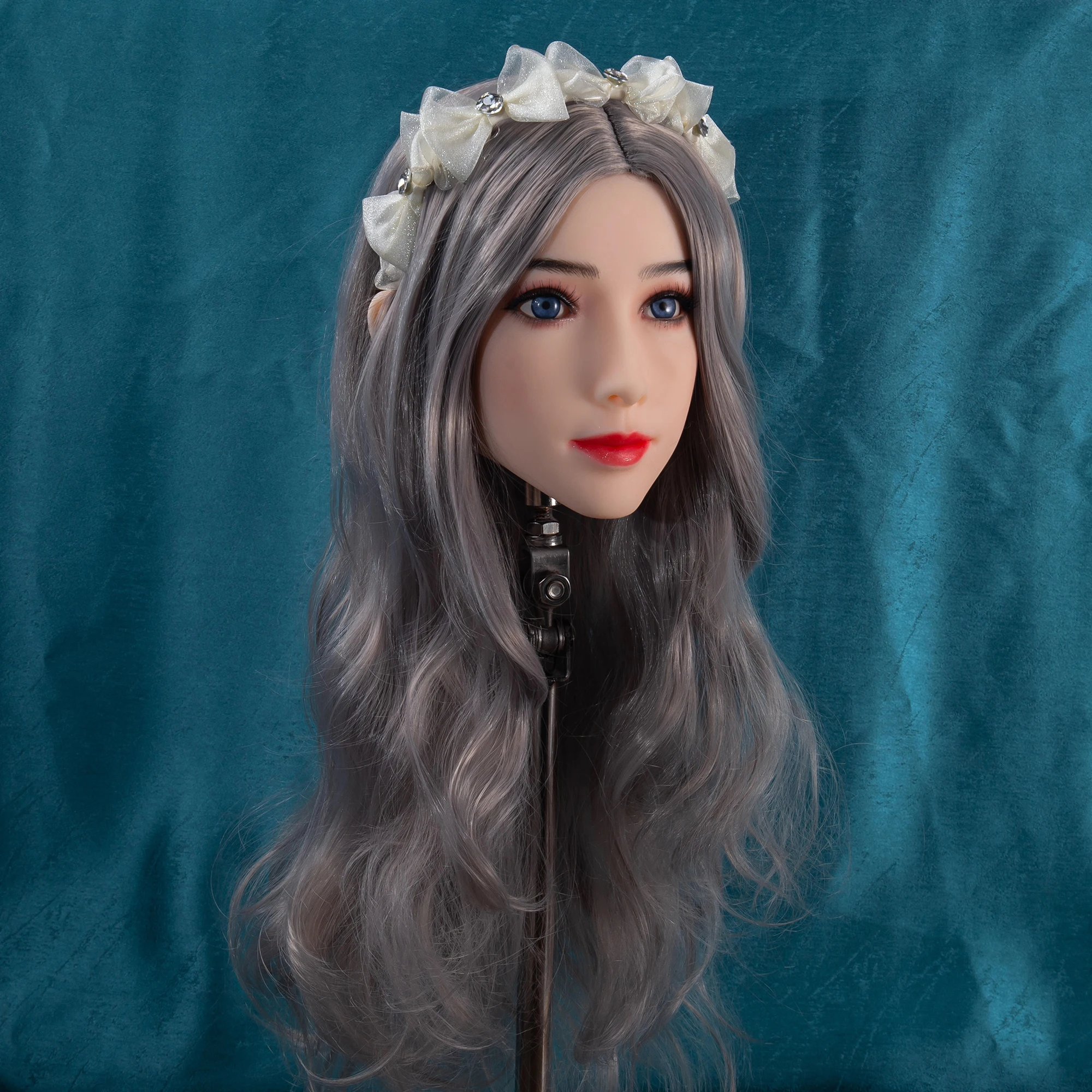 عرض نموذج رأس أنثى، يستخدم لتصفيفة شعر شخصية الرسوم المتحركة. أرسل شعر مستعار عشوائيًا، مع مكياج رائع. مصنوع من ماتي TPE