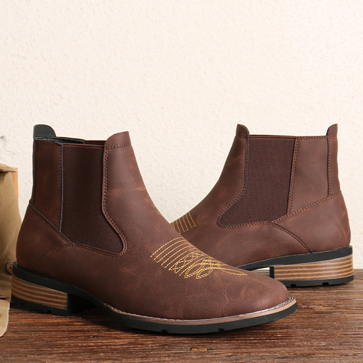 รองเท้าบู๊ทปักลายผู้ชายพร้อมรอยเย็บสีทอง สวมรองเท้าบูทหุ้มข้อ รองเท้าลำลองสไตล์อังกฤษแบบลำลองพร้อมรอยเย็บสีทองตกแต่ง Wi