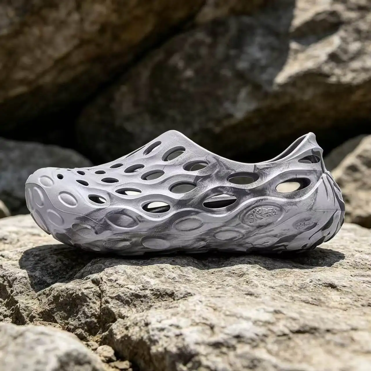 Women and Men's Hole Shoes Summer Non-Slip Outdoor Sandals Closed Toe Shit Feeling Beach Slippers Thick Bottom Soft Bottom