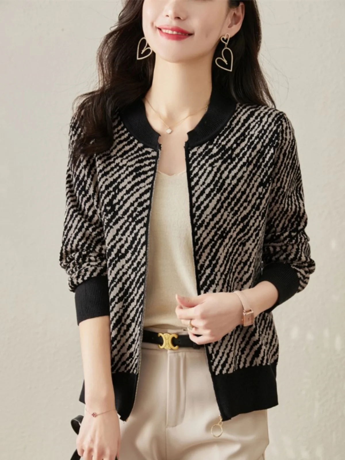 

Женский модный легкий кардиган Slim Fit из трикотажа с длинными рукавами, V-образным вырезом, на пуговицах, в полоску