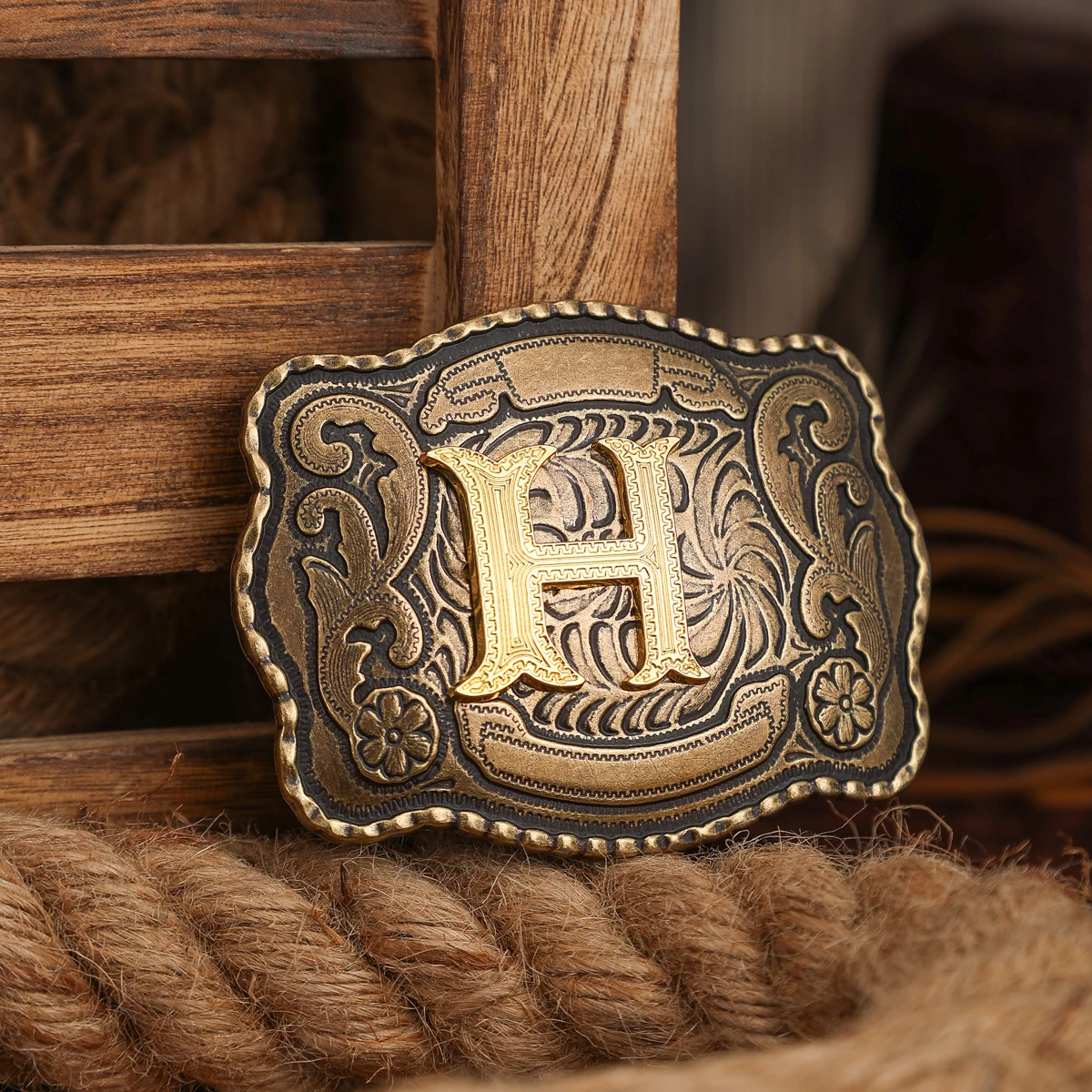 Eine Gürtelschnalle im Western-Stil, aus Metall, mit einer Retro-Gürtelschnalle und einer einzelnen Schnalle mit geprägten Buchstaben. – Detail 8