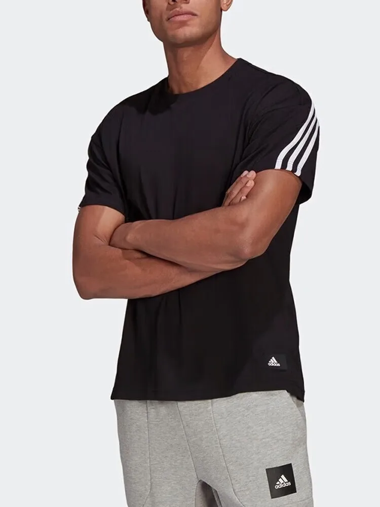 

Adidas Classic Black T — рубашка. Белые полоски на рукавах, дышащая ткань, подходит для спорта и отдыха.