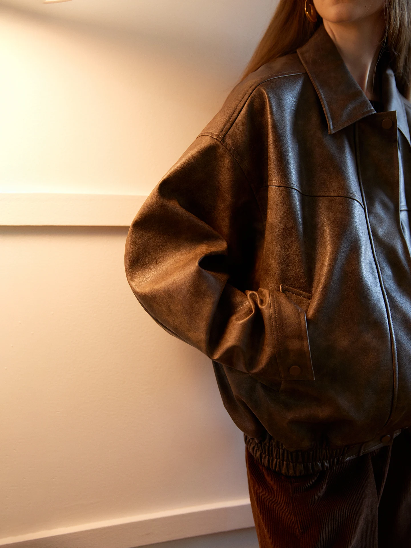 Jaqueta Feminina de Couro Ecológico com Textura Retrô Envelhecida, Outono Inverno, Ombro Caído, Manga Longa, Zíper e Gola