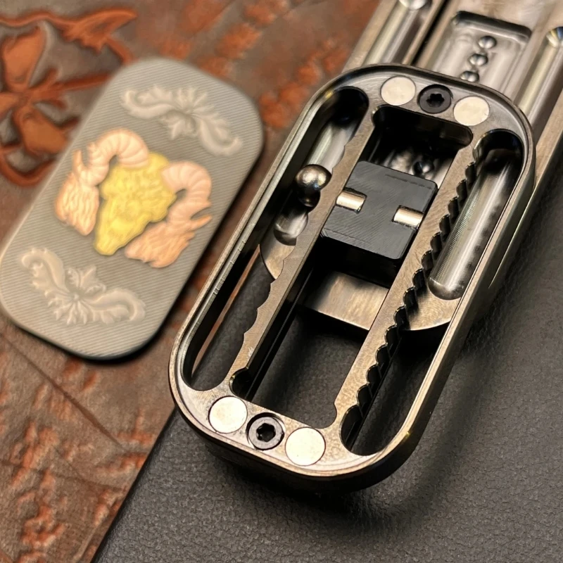サタンキングリズムスライダー　チタン製　フィジェットトイ EDC サタンキング EDC フィジェットメカニカルプッシュカードステンレス鋼